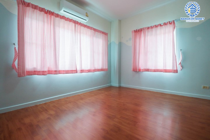 บ้านเดี่ยวมือสองย่านปทุมธานี ม.กฤษณา ติวานนท์-แจ้งวัฒนะ เนื้อที่กว้างขวางมากถึง 55 ตร.ว. ฟังก์ชัน 3 ห้องนอน 3 ห้องน้ำ 2 ที่จอดรถ บ้านสภาพสวย พร้อมอยู่ ทำเลดี เชื่อมสู่ใจกลางเมืองได้อย่างสะดวกสบาย ใกล้ทางด่วน "บางปะอิน-ปากเกร็ด"